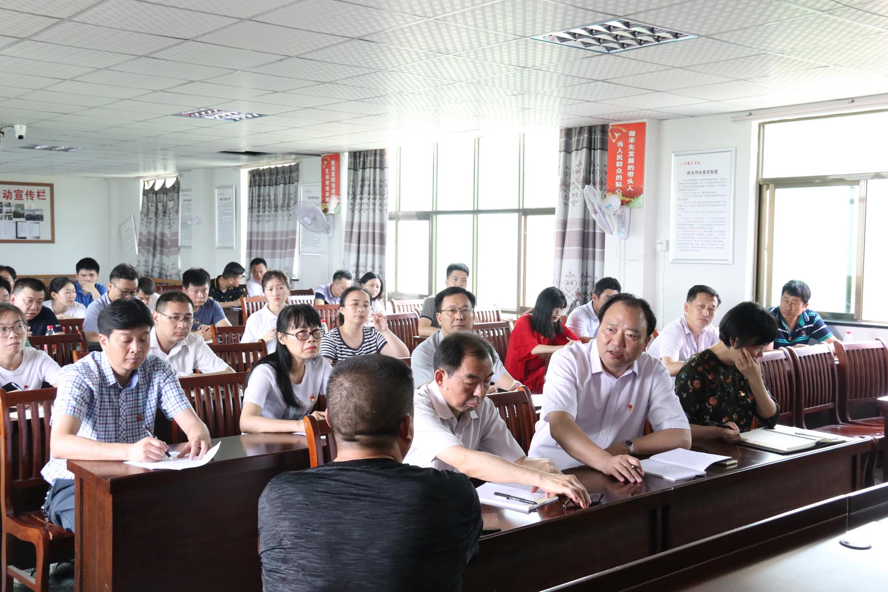 公司組織黨員干部赴定點幫扶村開展節前慰問及主題黨日活動